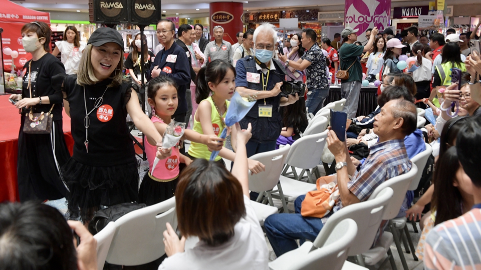 有片｜無懼癌症 前港姐季軍吳文忻女兒跳唱共賀母親節