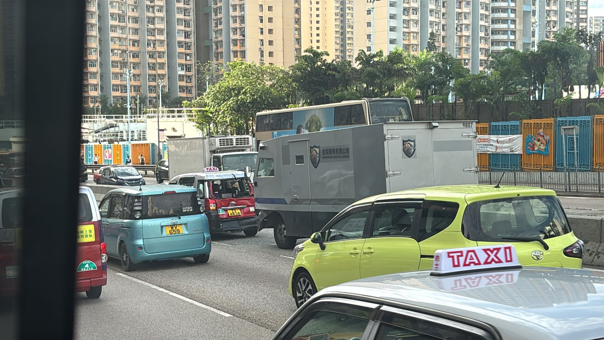 龍翔道的士解款車相撞 交通受阻近兩小時