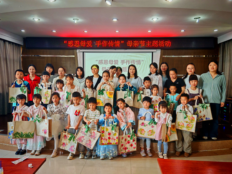 皖休寧縣：布上生花寄母恩 袋中藏愛傳孝道