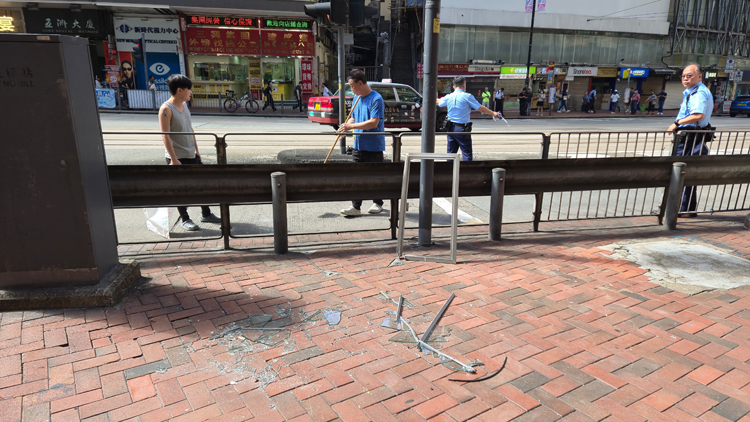 北角英皇道墮鋁窗 男途人受傷警拘一男