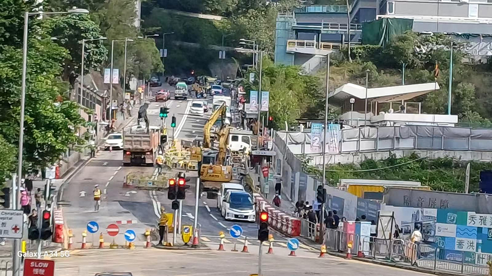 觀塘協和街爆水管完成搶修 行車線全面重開