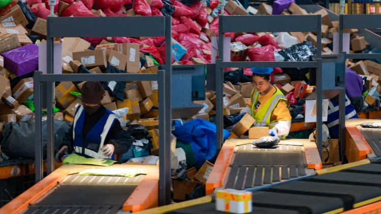 美國下調對華小額包裹關稅至54%