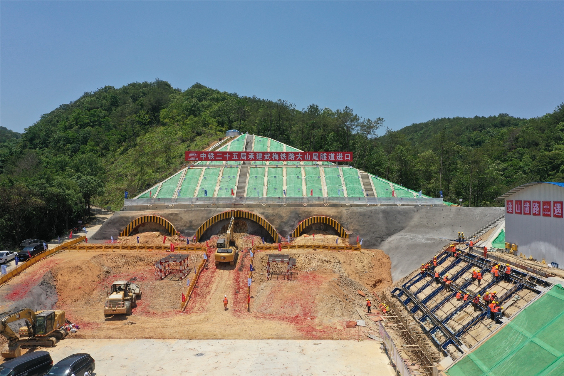 廣東首個高鐵4線3洞隧道進洞施工