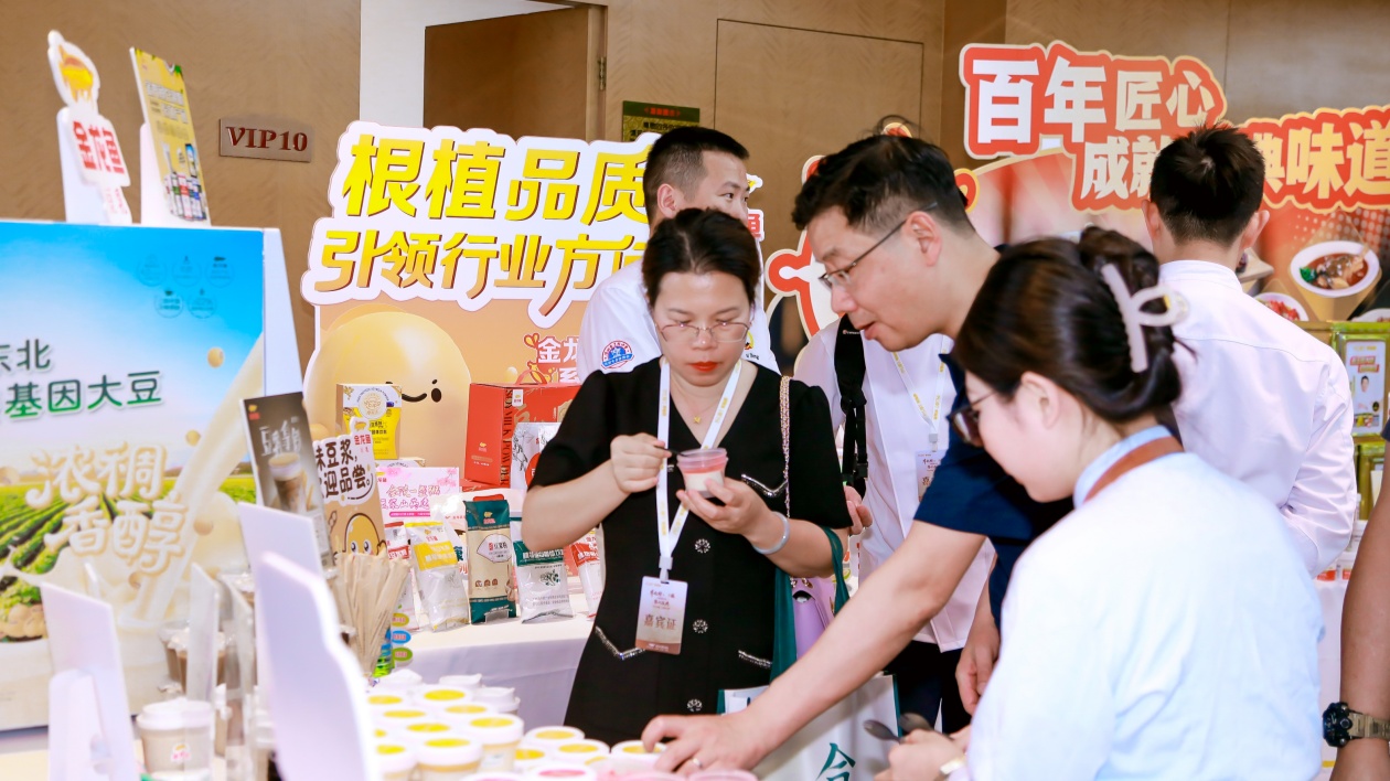 百年品牌與時代匠人  益海嘉里「車輪」與名廚董玉振簽約