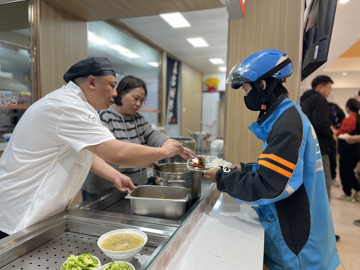 瀋陽鐵西：「10分鐘暖餐」與「雙圈」關懷  為新就業群體築就幸福港灣