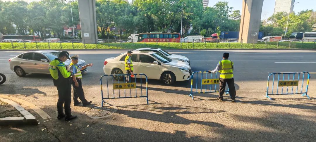 有片 | 深圳：「交警都想報警」那條街管制啦！南灣千欣街实施潮汐管制