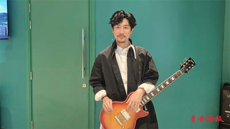 有片丨【娛樂】譚俊彥出動珍藏結他 與消防員夾band演出