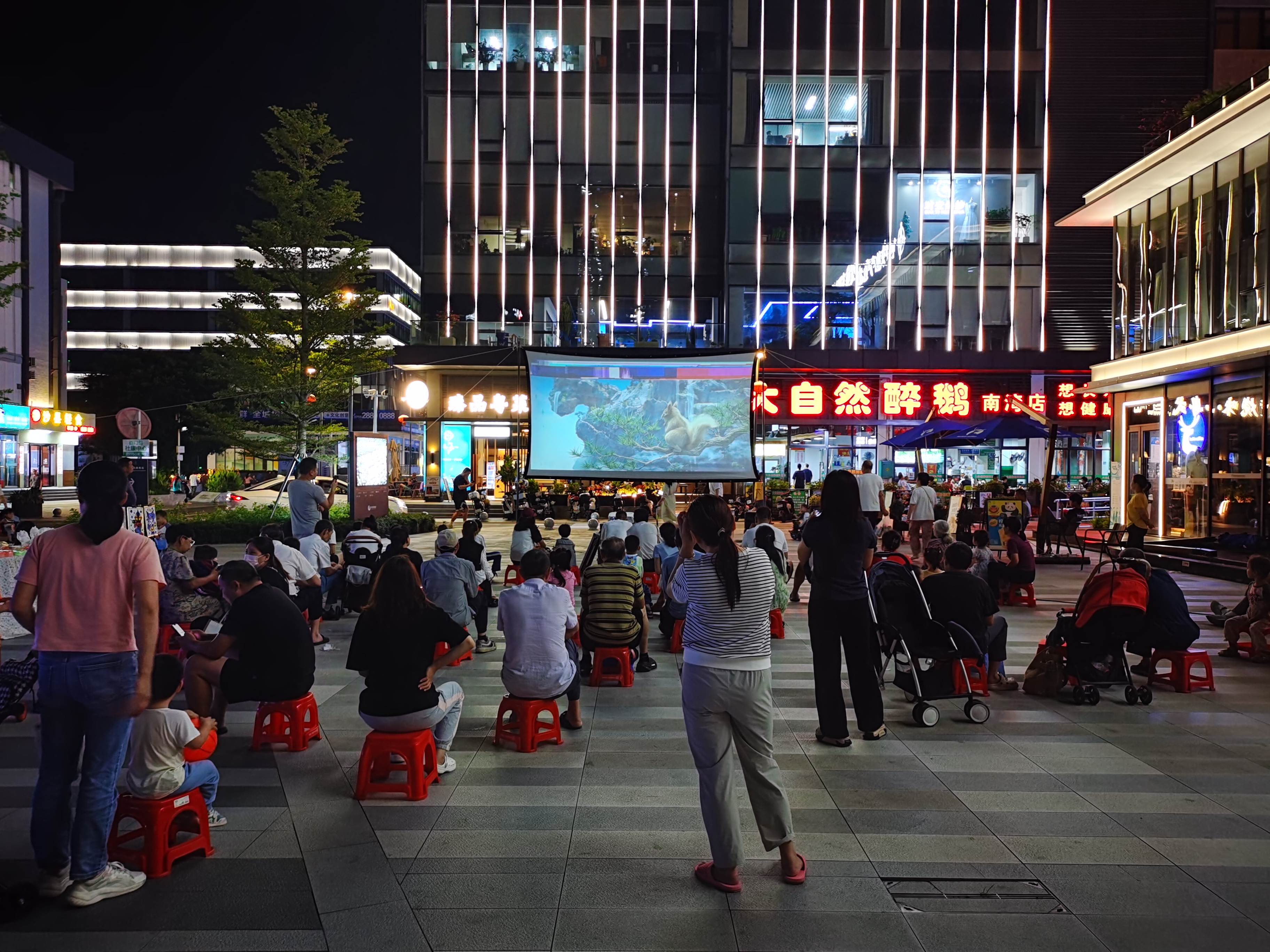 露天廣場變身「公共影院」 深圳南灣街道又添文明「新坐標」
