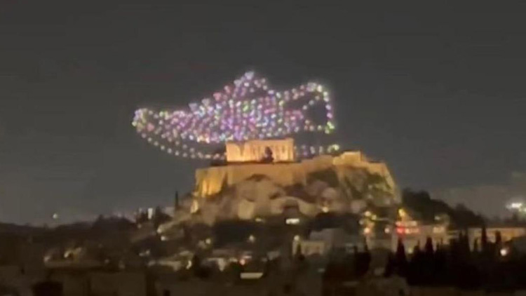 雅典衛城上空現「巨鞋」形狀無人機群 希臘下令徹查