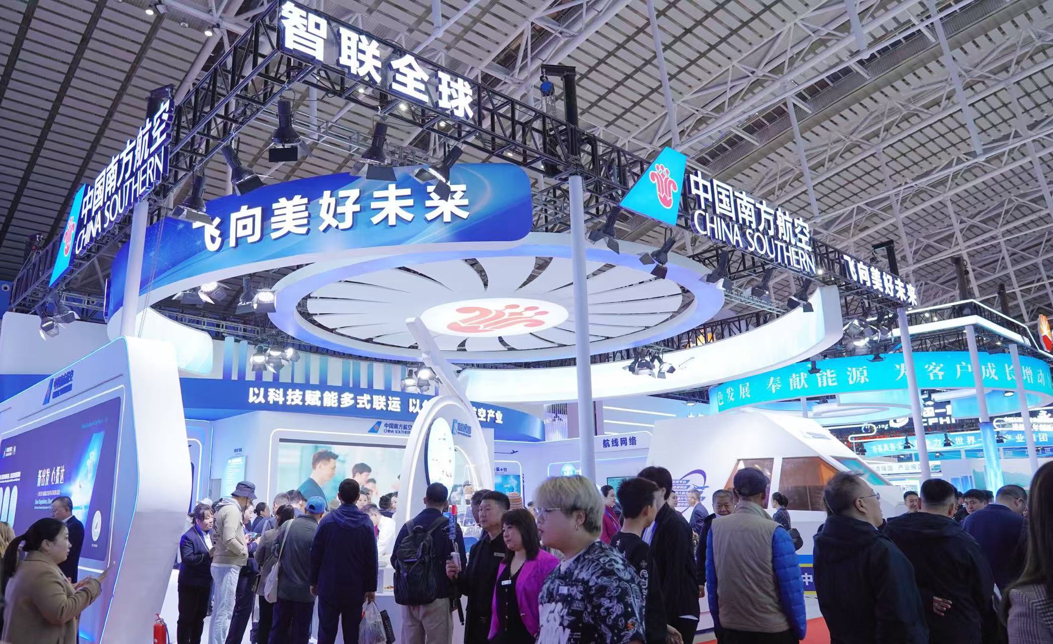 南航飛行模擬訓練設備成哈洽會「人氣王」 觀眾沉浸式體驗航空科技魅力