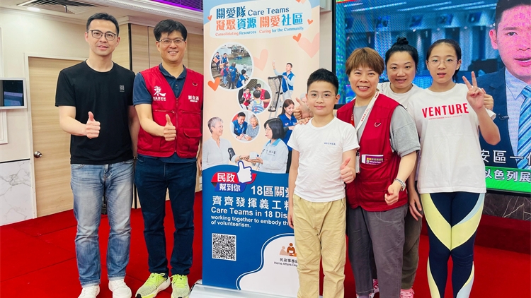 東區鰂魚涌關愛隊舉辦親子活動 30多基層家庭遊海洋公園親親熊貓