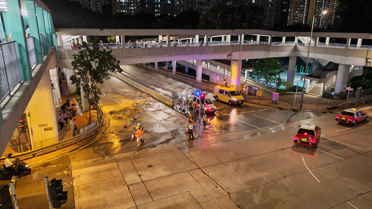 鳳德道爆水管完成搶修 今晨行車線重開