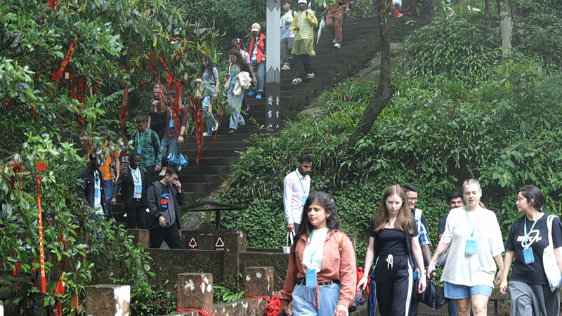 皖休寧縣：留學生醉心齊雲勝境