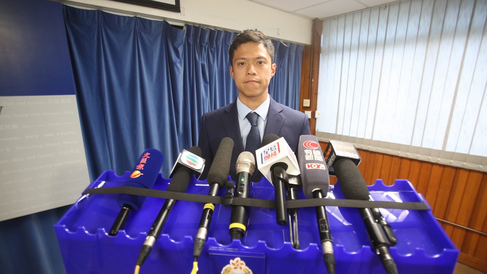 涉於港鐵尖沙咀站攜帶仿製槍械 警拘內地男