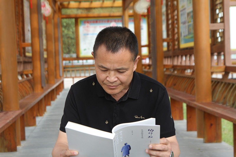 【長舟專欄】墨香漫捲讀書時