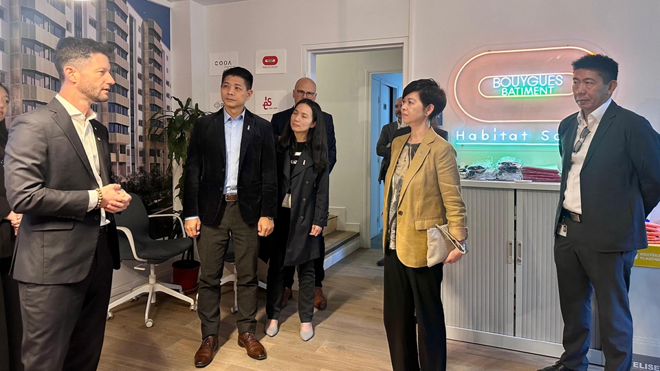 何永賢訪問巴黎 分享房委會重建舊公共屋邨經驗