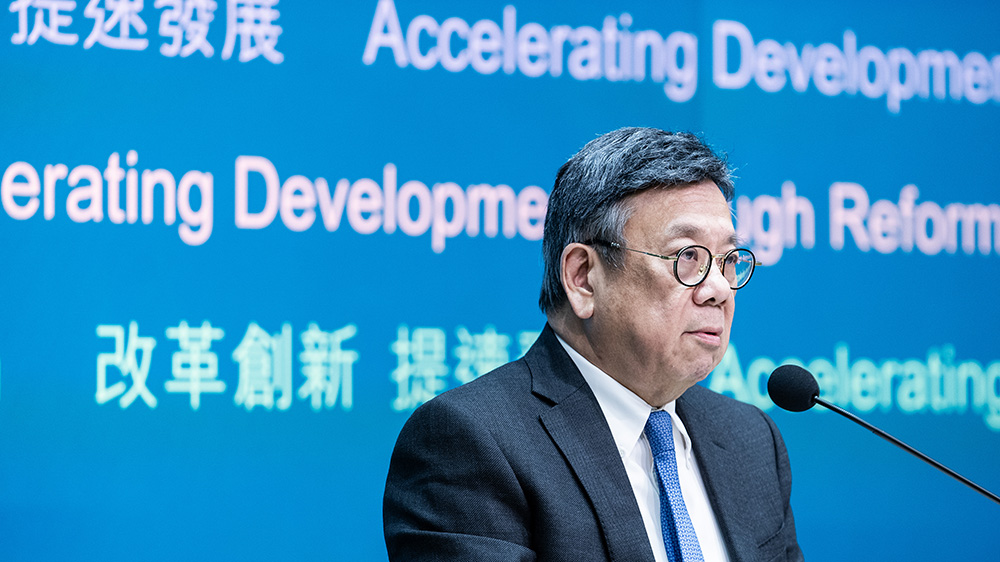 丘應樺明啓程訪問重慶 出席中國西部國際投資貿易洽談會