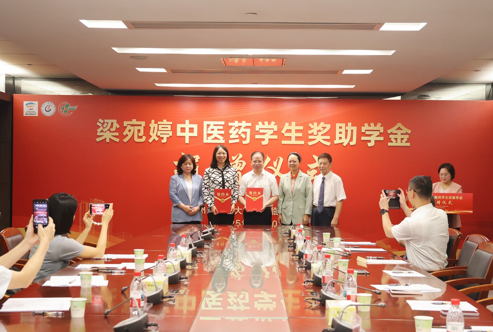 「梁宛婷中醫藥學生獎助學金」捐贈儀式在廣州中醫藥大學第二臨床醫學院舉行