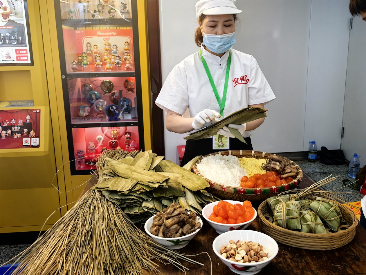 1分鐘包3條粽  東莞道滘裹蒸粽非遺文化「香」約廣州地鐵