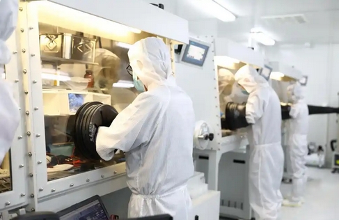 中國團隊攻克鈣鈦礦規模化生產技術難題