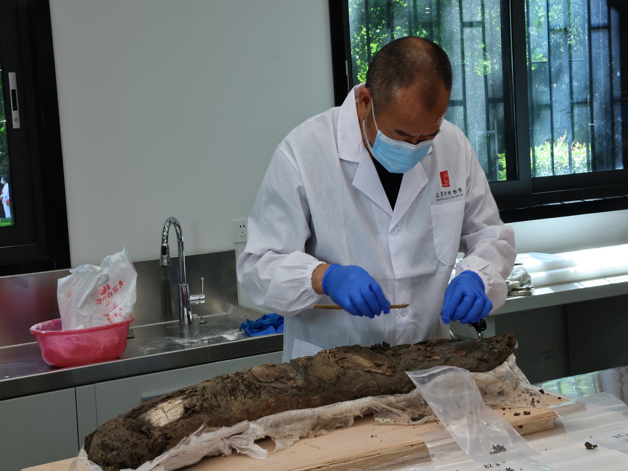 三星堆文物修復高級技工郭漢中榮獲第九屆全國道德模範稱號