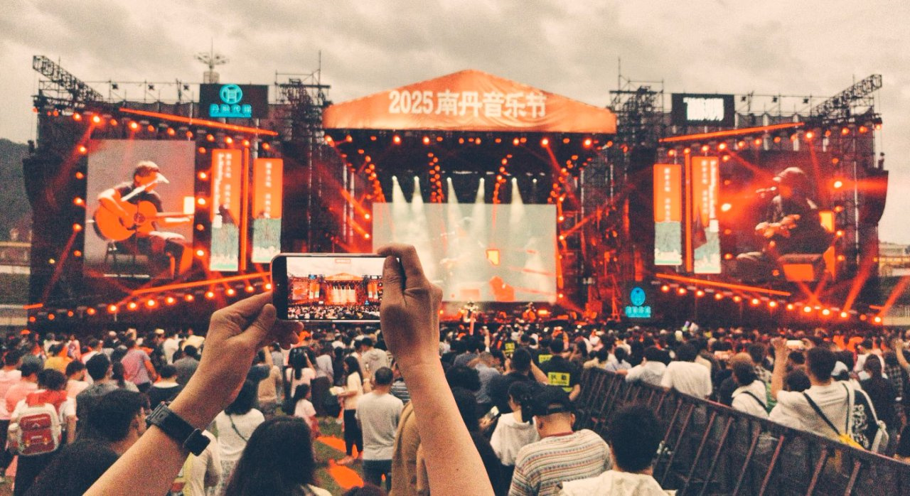 融入非遺元素 桂南丹音樂節引萬人狂歡