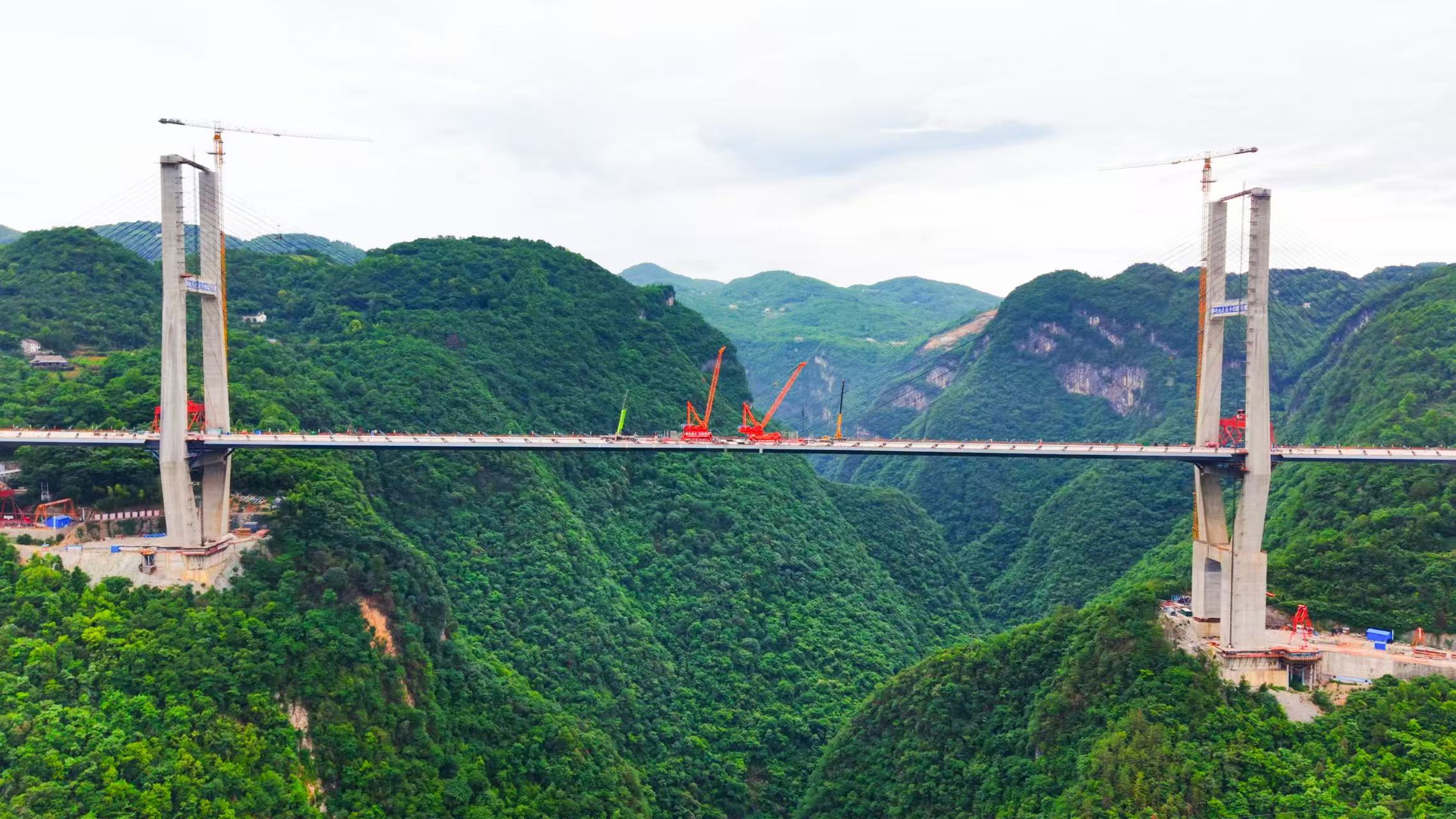 憑「顏值」破圈 宜來高速柴埠溪特大橋成功合龍