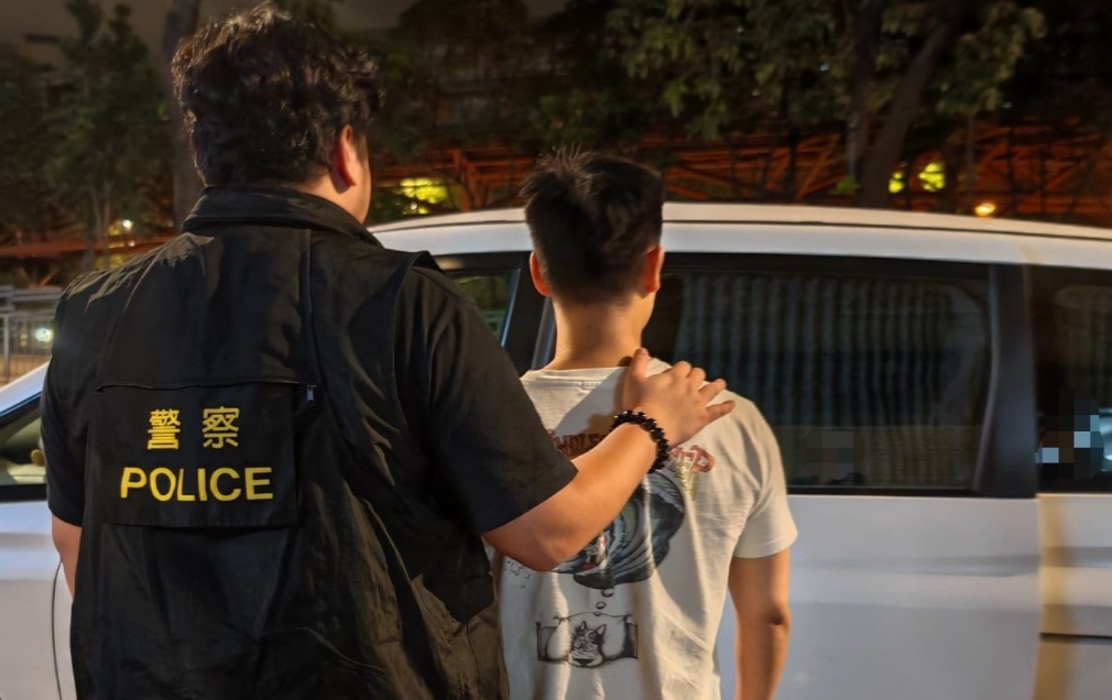 警方慈雲山反毒品行動 拘一男檢1萬元可卡因