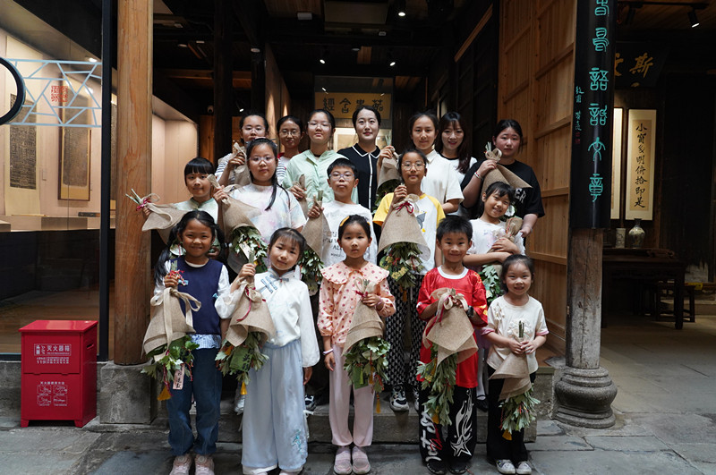 皖屯溪區：親子紮艾束 香滿迎端午