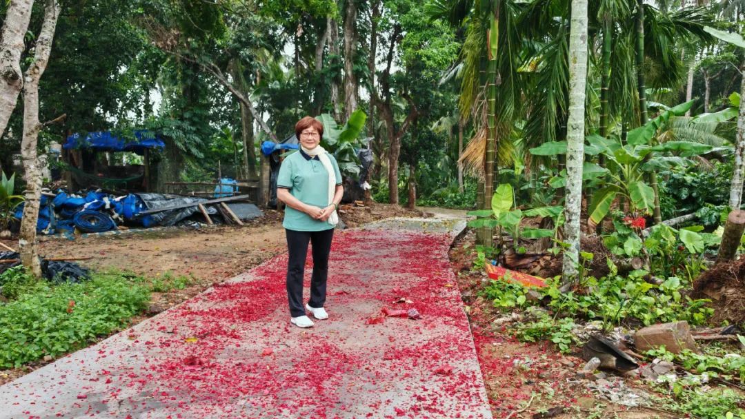 馬來西亞僑領林秋雅回鄉捐修村路 助力海南鄉村振興