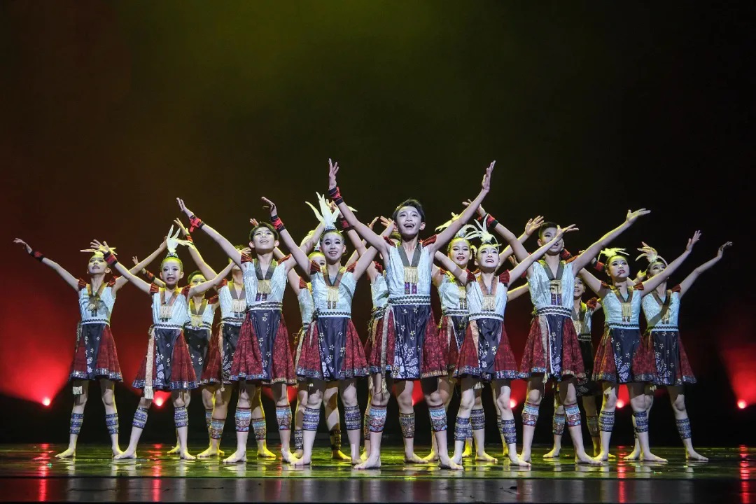 東莞長安小蓮花藝術團原創舞蹈《樂在瑤山》再獲國家級獎項