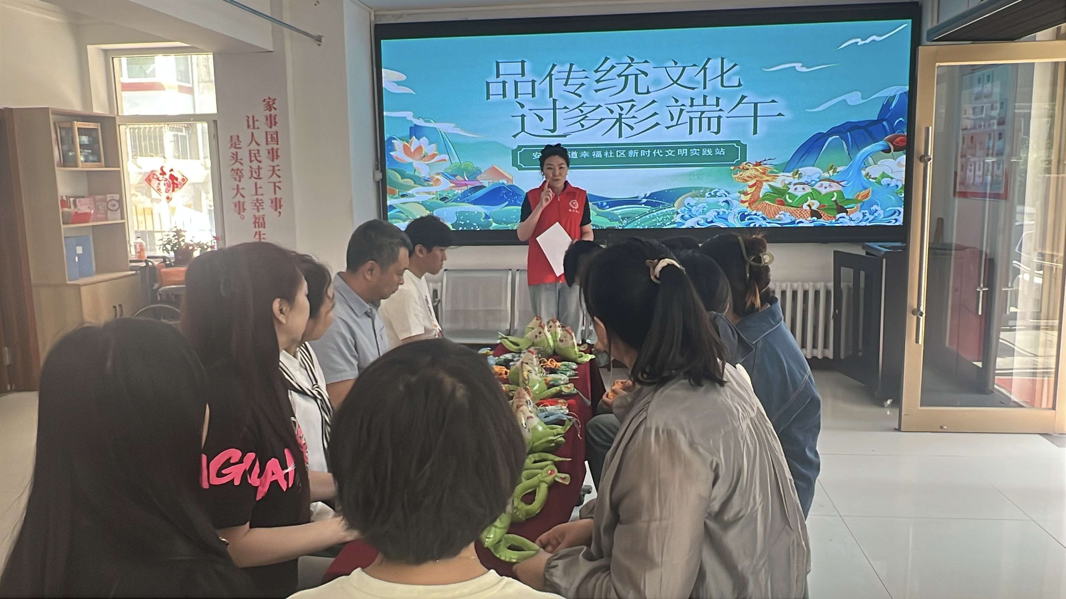 哈市香坊區安樂街道幸福社區開展制香囊活動 傳承端午民俗聚鄰里溫情