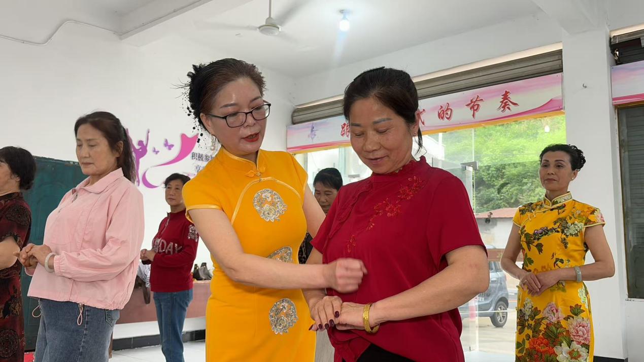 皖屯溪屯光鎮：「夕陽」教育點亮「銀髮」人生