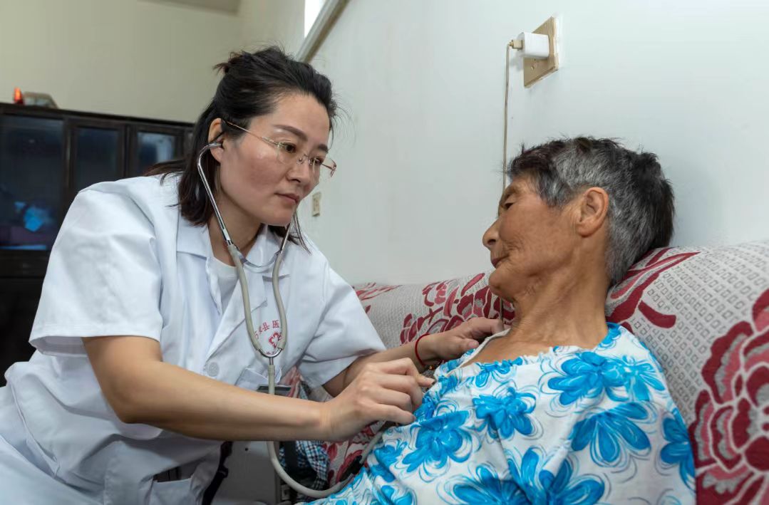 山西萬榮大學生村醫毛拉：當好百姓健康「守門人」