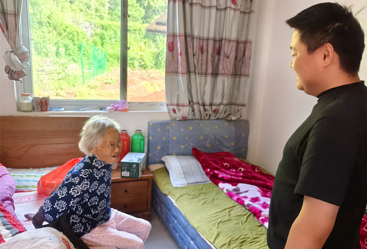 皖黟縣柯村鎮：濃情端午 敬老傳情