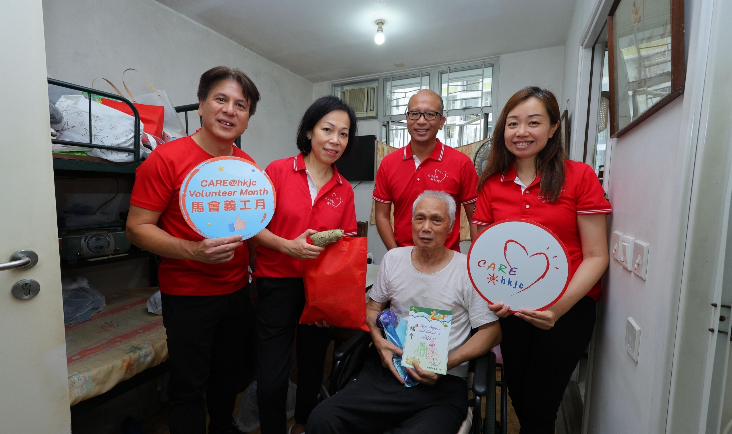 馬會義工隊為深水埗獨居「老友記」端午送暖