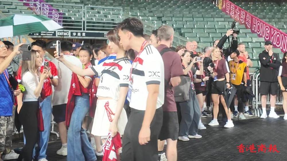 有片丨曼聯訪港 朱敏瀚陳曉華追星放閃好甜蜜