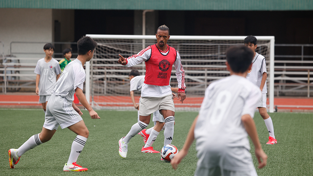 曼聯名宿蘭尼訪港 傳授技巧給喇沙書院年輕學員