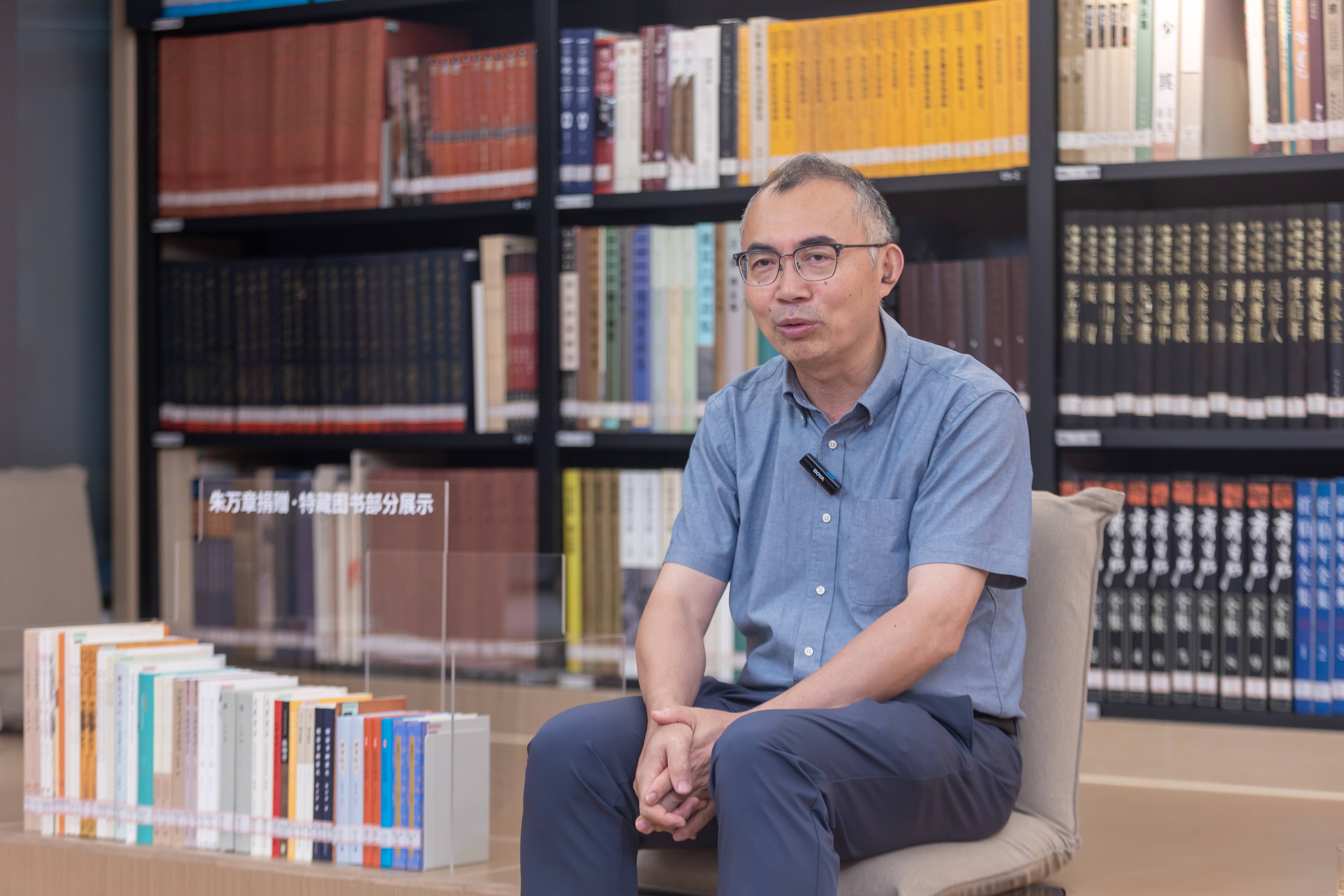 香港故宮學者朱萬章深圳開講  捐贈389冊藝術書