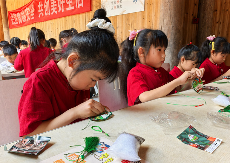 皖黟縣宏村鎮：端午文化潤童心  粽香情暖夕陽紅