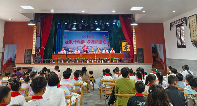 皖黟縣西遞鎮：楹聯傳雅韻 孝德潤童心