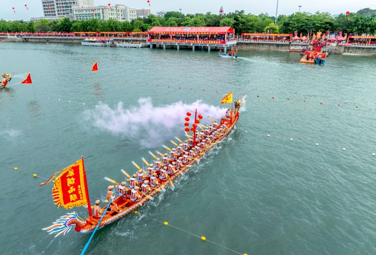首屆海峽兩岸民俗文體匯乙巳端午龍舟匯演在汕尾品清湖舉行