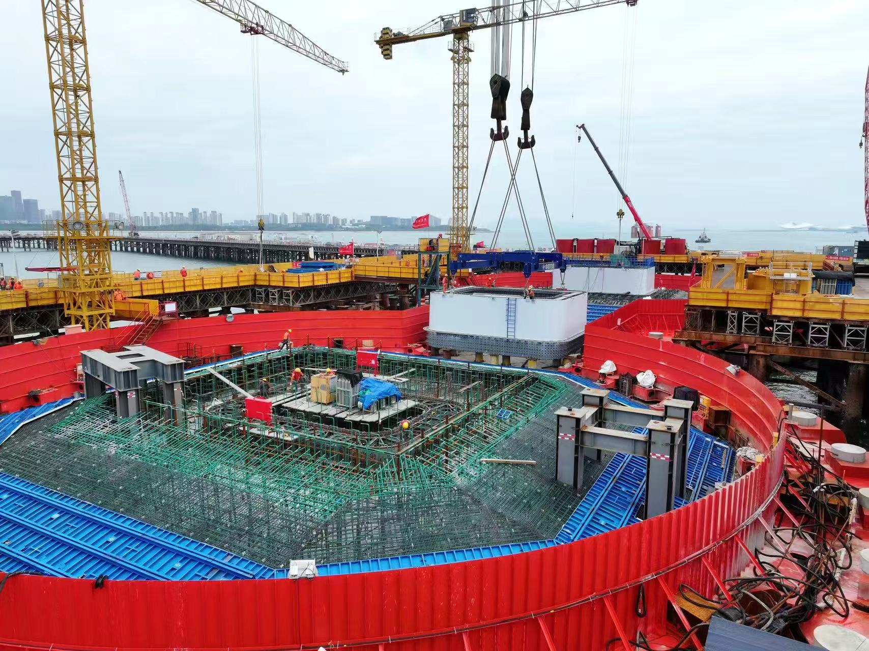 廈金大橋劉五店航道橋西主塔首節段順利落位