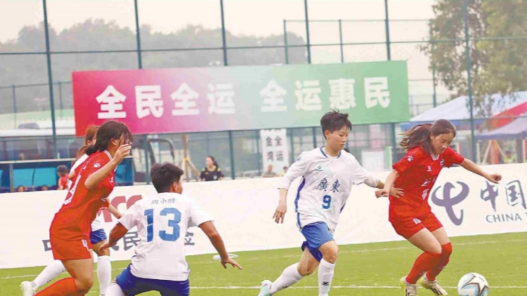 十五運會群眾比賽足球項目七人制女子組決賽開賽