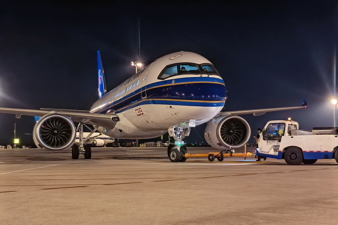 有片︱國產大飛機首次亮相支線機場  南航C919成功首航廣州-南陽