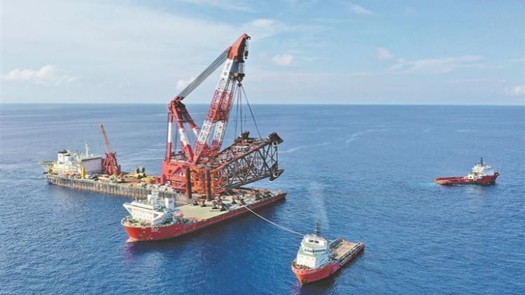 4000噸巨無霸海上精準對接 可在陸地遠程操控生產