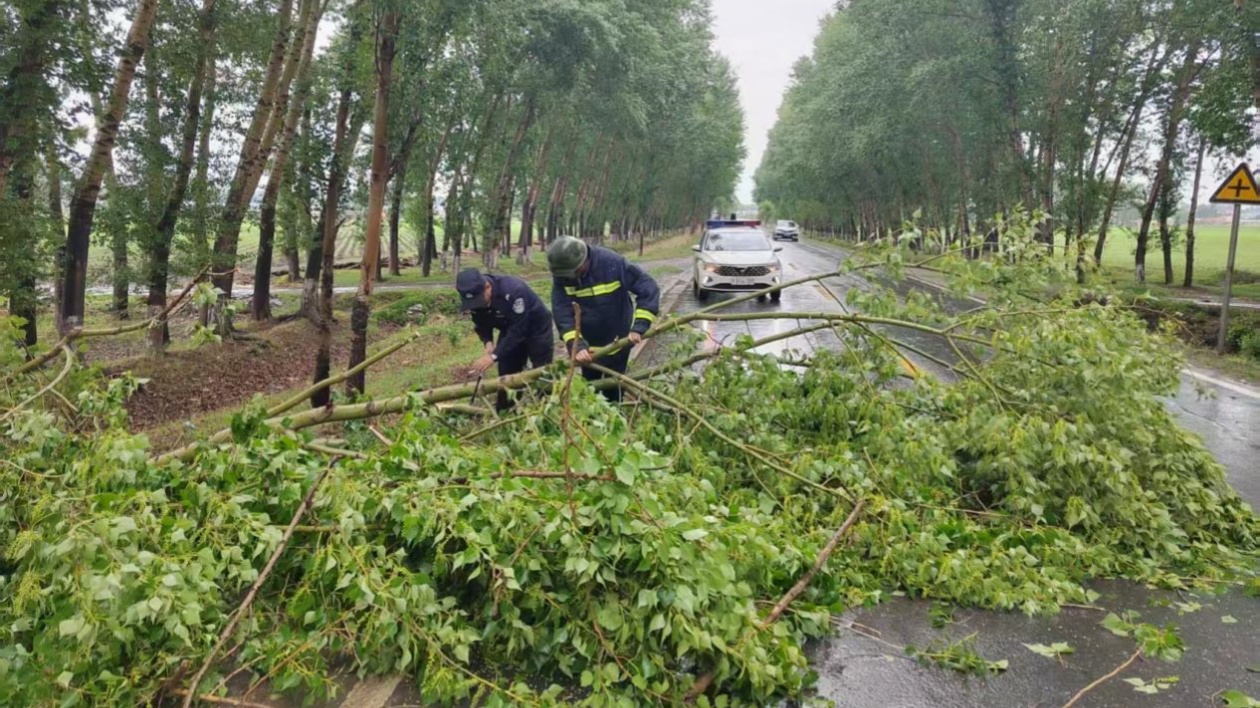 清障保暢  冰城公安守護高考學子平安路