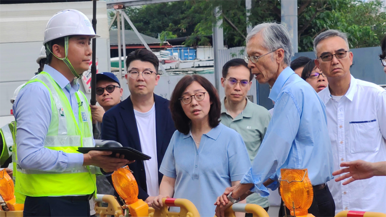 劉國勳與發展局局長及專家小組視察 了解更換舊喉管安排