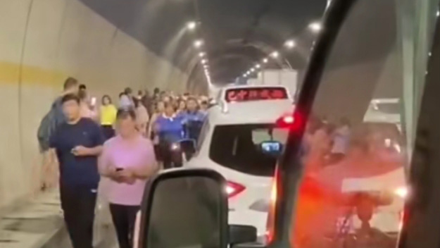 四川成巴高速發生車輛追尾 1死1傷！隧道暫不具備通行條件