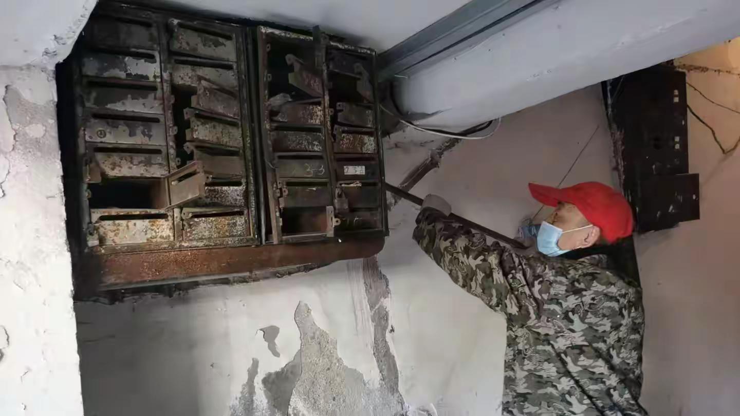 哈市香坊區紅旗街道「清箱護道」專項行動 還居民清爽樓道空間